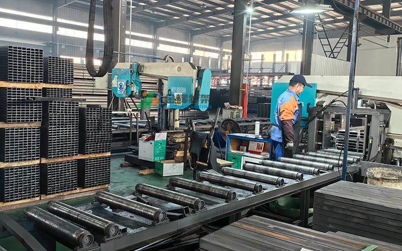 Automated metal profile processing line with operator